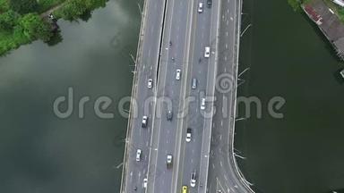 泰国曼谷高速公路上驾驶汽车的鸟瞰图